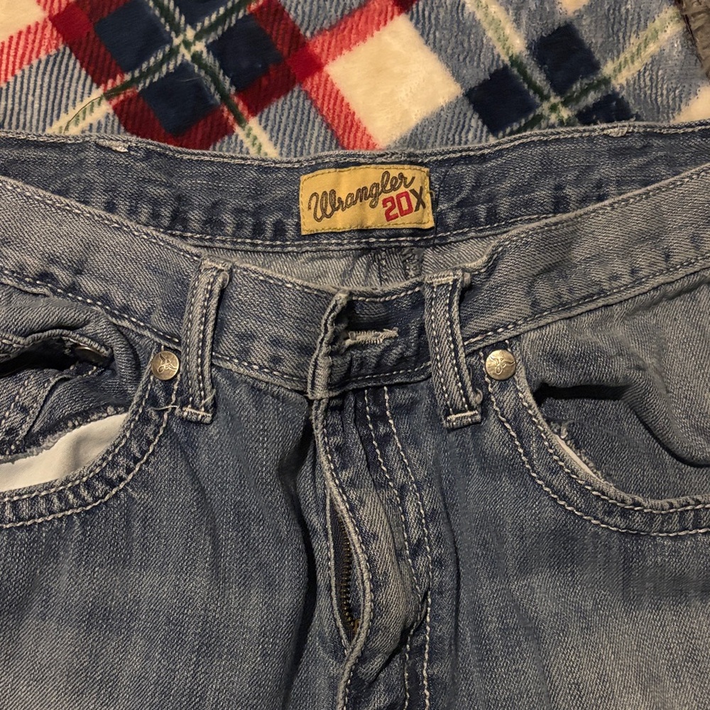 Wrangler Men's Light Blue Relaxed Jeans